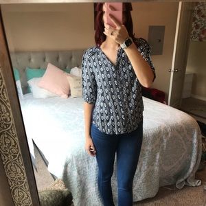 BLUE AND WHITE PATTERNED BLOUSE